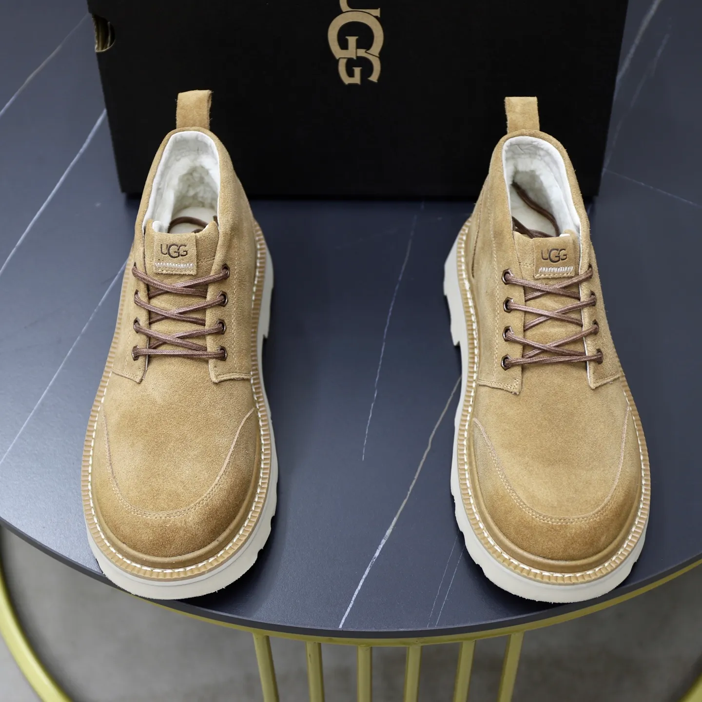 Ex-factory price: 640💰Thick wool imported from Australia Brand: UGG genuine purchasing agent Size: 39-45 Grade: Official website 1:1 Material: First layer of genuine leather waterproof and antifreeze upper Real wool lining Original non-slip soft wear-resistant outsole Style category: Men's casual shoes Trendy style Comfortable on the feet Color: Official website color synchronization
